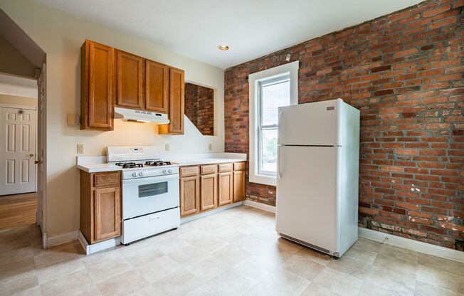 3 beds, 1.5 baths, $1,700, Unit 235 E. 3rd Ave