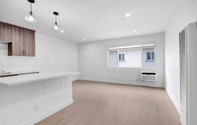 Welcome to Hollywood Hills Apartments