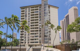 PRIME ALA MOANA/WAIKIKI LOCATION: 2BR/1.5BA Condo with Parking & In-Unit Washer/Dryer!