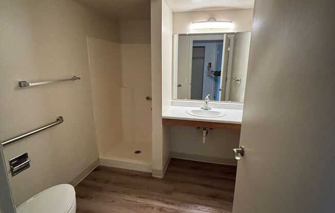 2 beds, 1 bath, 842 sqft, $1,444, Unit 28-B06 Davis 2 BD