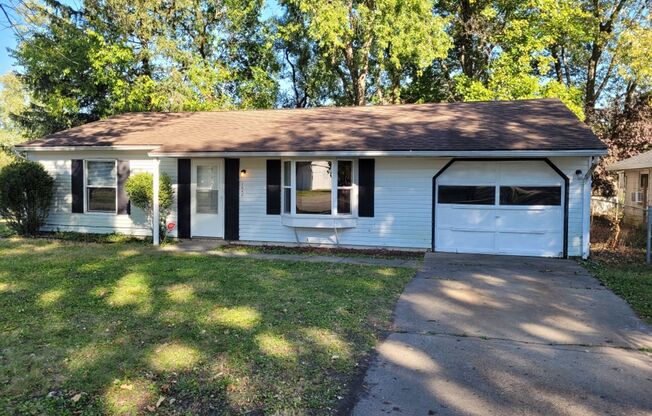 Great Ranch House next to a Park and Public Swimming Pool!