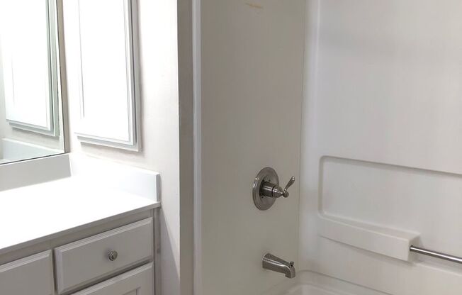 2 beds, 2 baths, 1,270 sqft, $1,600, Unit 2730-4 Pearl Remodel