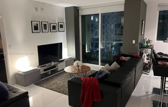 Stunning 1-bedroom/2-bath + den apartment in the highly sought-after Vizcayne Condo in the heart of downtown
