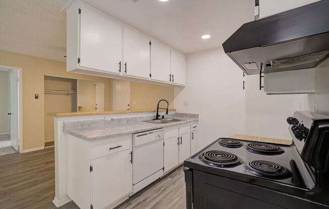 2 beds, 2 baths, 900 sqft, $2,098, Unit 102