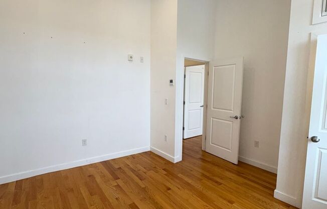 2 beds, 1 bath, 9,999 sqft, $2,250, Unit 64-403