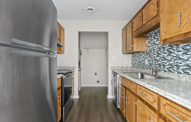 2 beds, 1 bath, 920 sqft, $915, Unit A