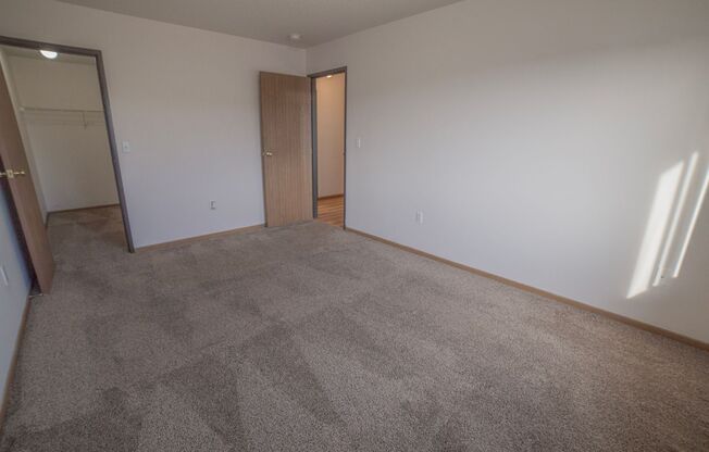 3 beds, 1 bath, 1,070 sqft, $965, Unit 1414-201
