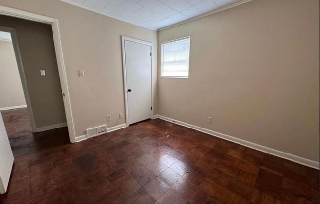 3 beds, 1 bath, $1,075