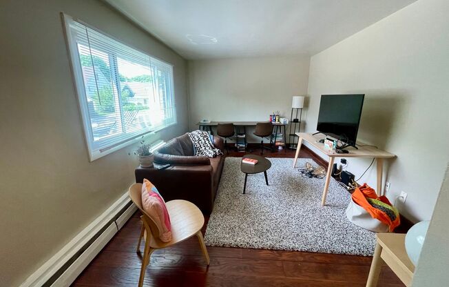 2425 N Oakland Ave