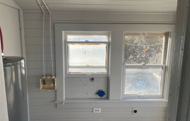 2 beds, 1 bath, $1,000, Unit 1309 Fifth St unit 1