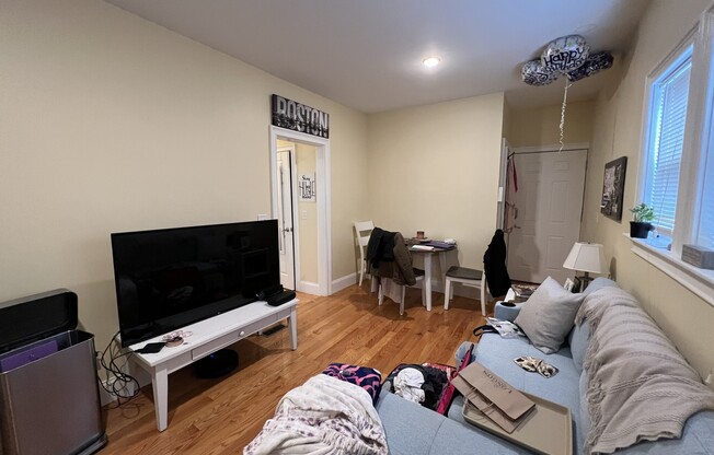 1 bed, 1 bath, $2,800, Unit 1R