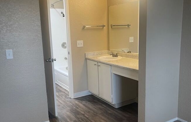 1 bed, 1 bath, 660 sqft, $1,525, Unit 52