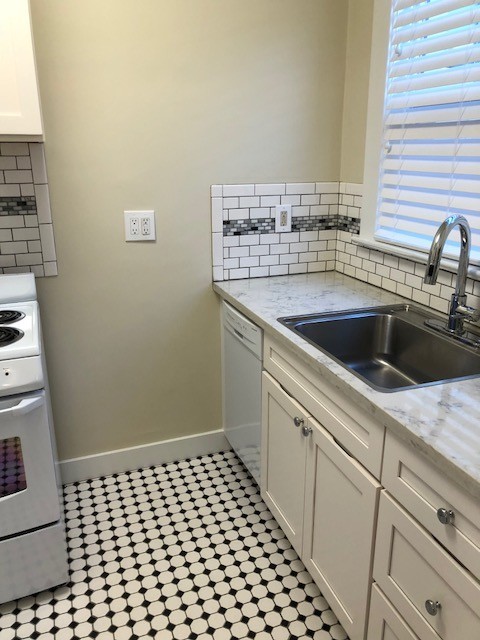 Studio, 1 bath, 300 sqft, $1,174, Unit 38