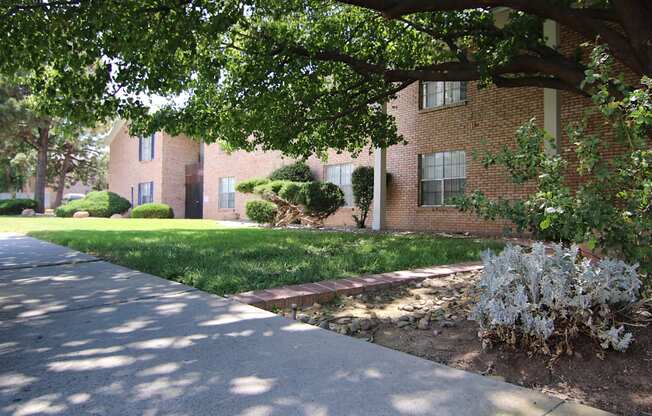 a sidewalk in front of an apartment building