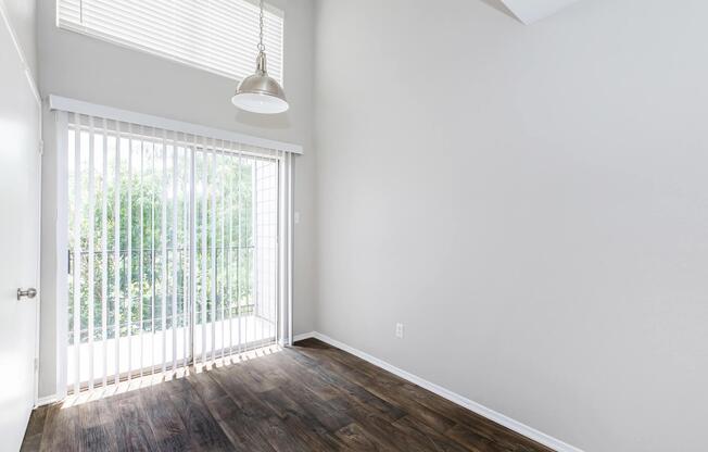 2 beds, 1 bath, 1,089 sqft, $1,400