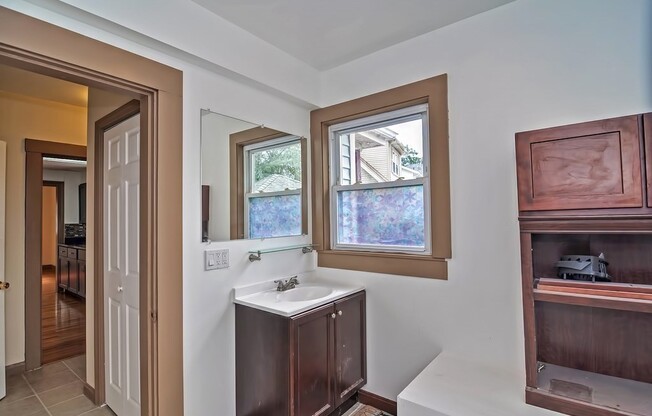 4 HILLSBORO ST