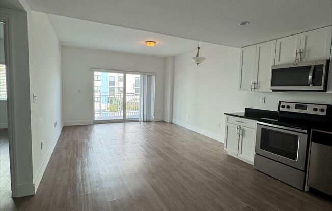 1 bed, 1 bath, 616 sqft, $1,950, Unit Unit 613