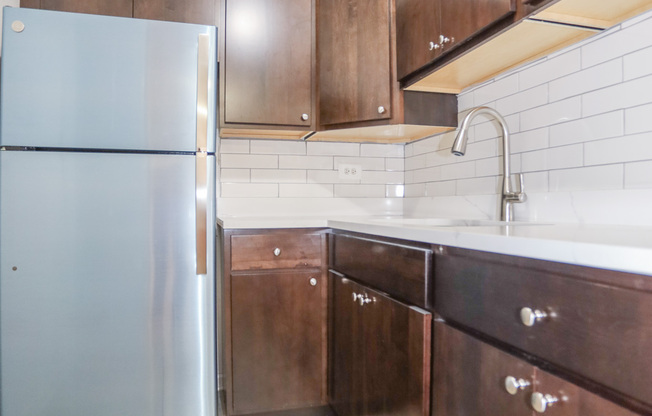 1055 W CATALPA