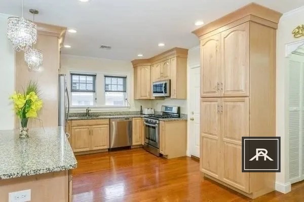 16 ELIOT CRES