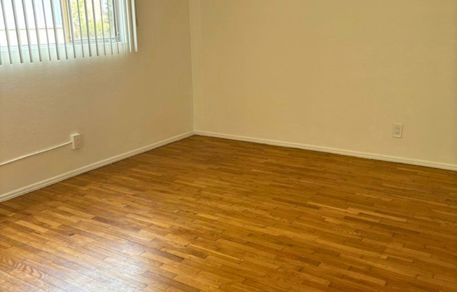 10942-10948 Crenshaw Blvd (Hexagon Eagles LLC)
