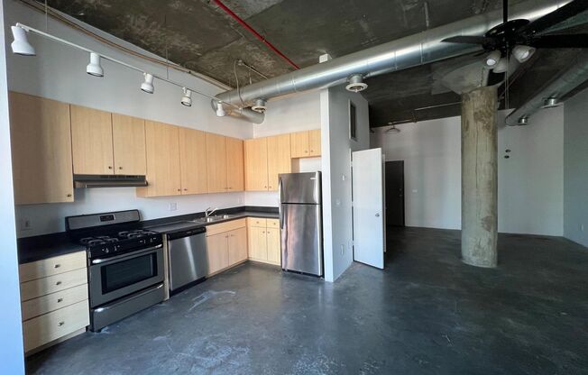 Studio, 1 bath, 700 sqft, $1,525, Unit A-403