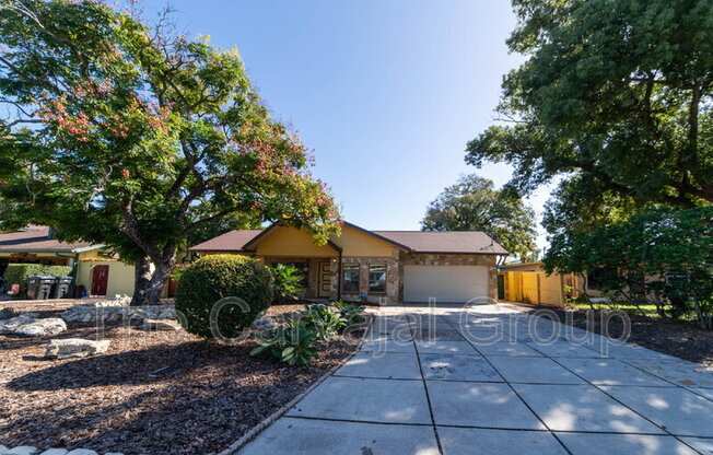 719 N SOLANDRA DR