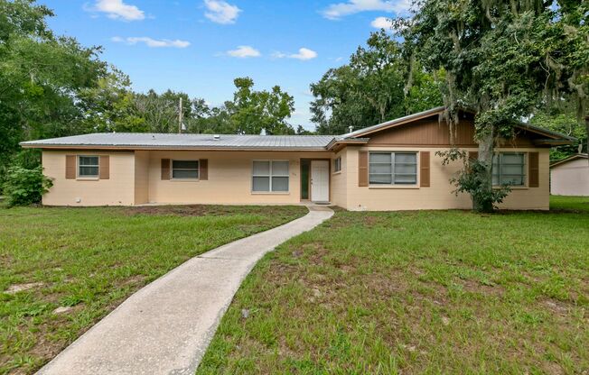 LEASE TERMS NEGOTIABLE Great location for this 3BR 3BA with large study/bonus room/game room! Bike to UF!