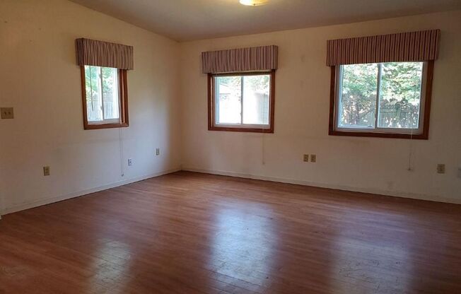 4 beds, 1 bath, $1,599