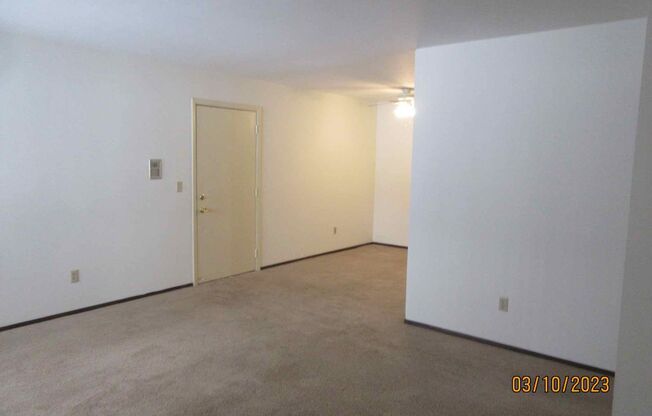 2 beds, 1 bath, $1,075, Unit 15621 - 03