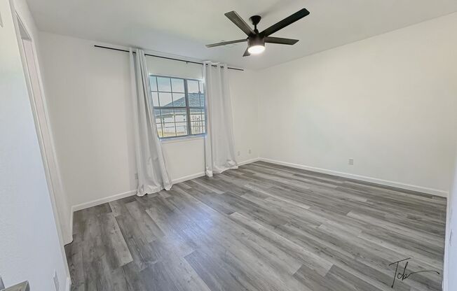 3 beds, 2 baths, $1,595, Unit B