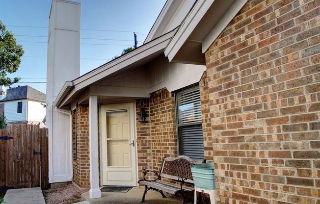 Cozy 3 bedroom and 2 bathroom Home for rent in Euless.