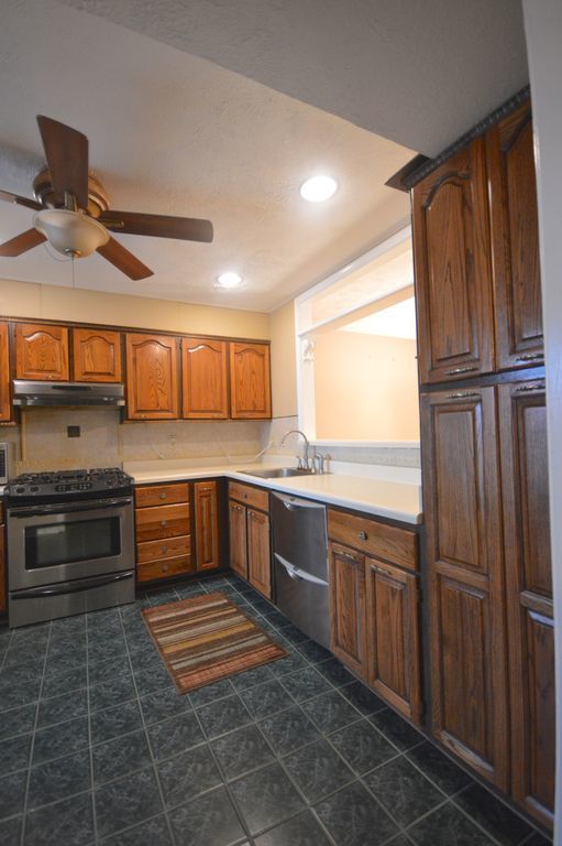 Updated Terrace Level 2 BR/ 2 BA Condo in Gaithersburg!