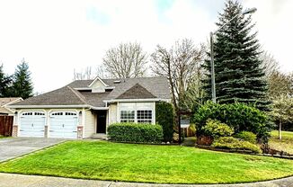 Gorgeous, spacious 4 bed home in Port Orchard with fenced backyard and large covered back deck