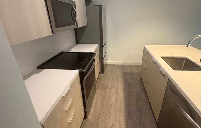 1 bed, 1 bath, 781 sqft, $2,565, Unit 323