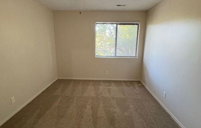 2 beds, 1 bath, 850 sqft, $930, Unit #27