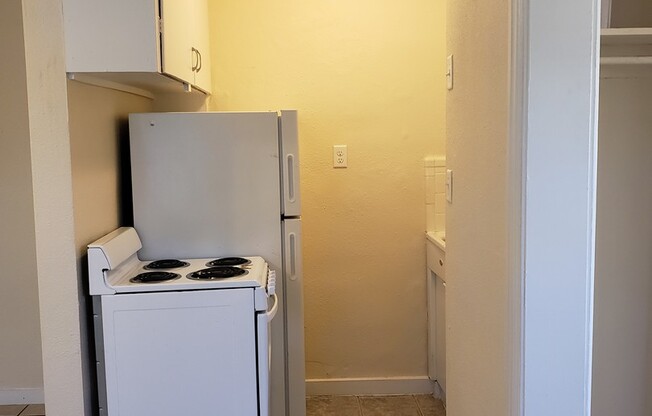 Studio, 1 bath, 325 sqft, $1,000, Unit Westview Apts. - Unit 17