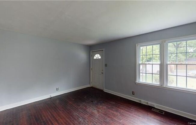 Adorable Renovated Duplex in Noda!