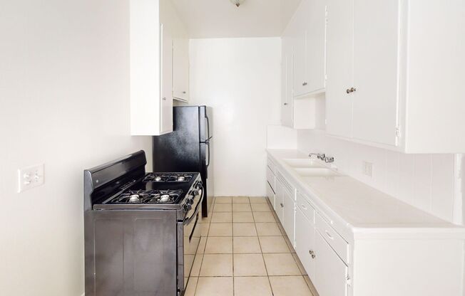 4th Street Apartments...Gorgeous Newly Remodeled Apartments...Great Location! CALL NOW!