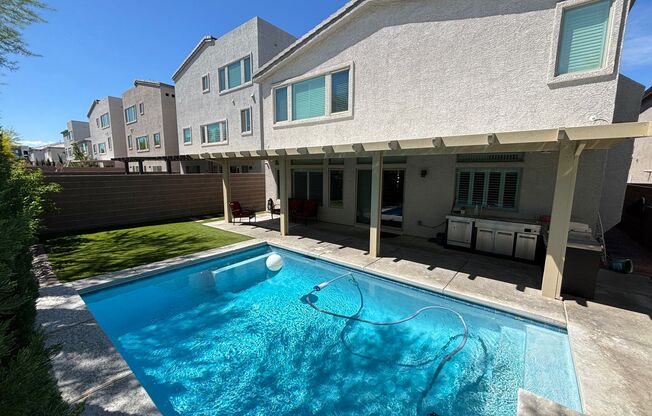 Contemporary 4Bed/3Bath/3 Car/+ Loft -residence located in the Silverado Ranch area