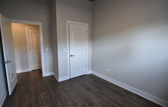 2 beds, 1 bath, 999 sqft, $4,000, Unit 3833-215