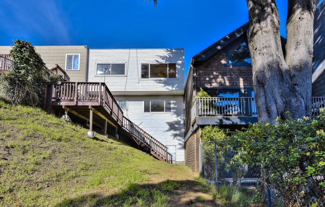 Light filled home+ Pet Friendly + Deck+ Lovely Yard