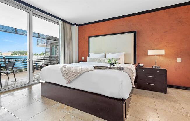 1437 COLLINS AVE