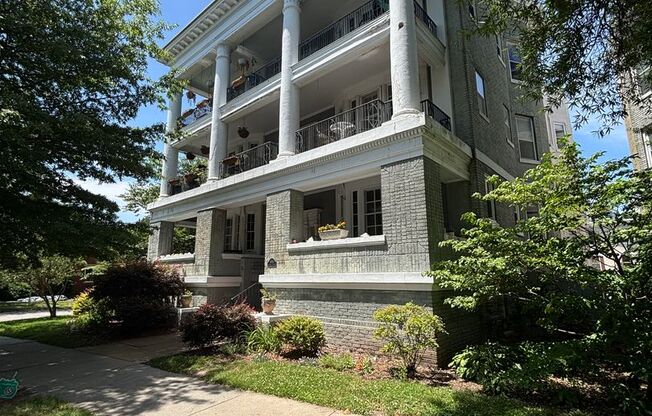 Gorgeous 1 Bedroom 1 Bathroom Condo located in Norfolk VA available 5/24/2025