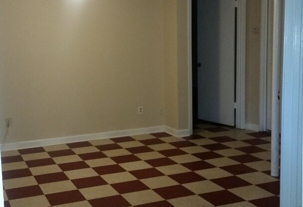 2 beds, 1 bath, $1,050, Unit # 5