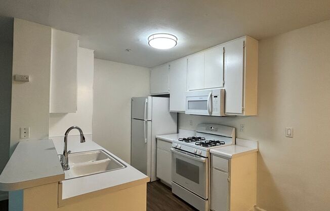 2 beds, 2 baths, 900 sqft, $2,600, Unit 14