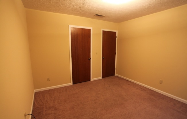 3 beds, 2 baths, $1,250, Unit # 9 B