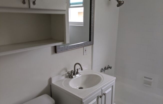 1 bed, 1 bath, $1,895, Unit 761 E. 46th St. #16