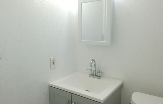 2 beds, 1 bath, $900, Unit UNIT A