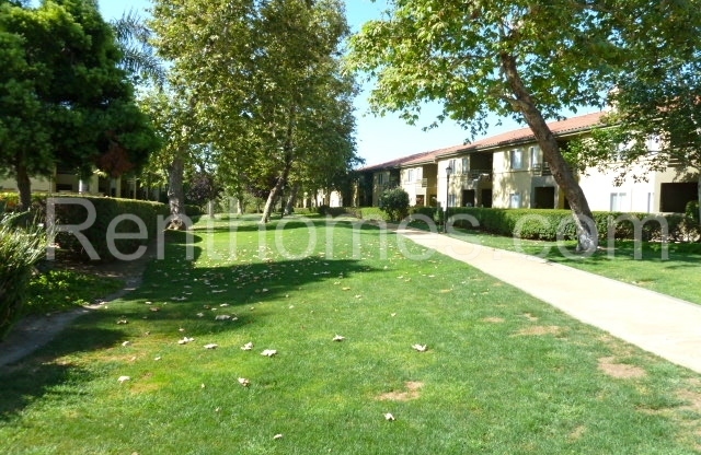 University City, 7405 Charmant Dr #2014, Near UCSD, Fireplace, 2 Parking Spaces in Controlled Access Garage!