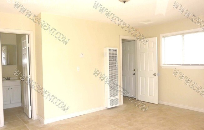 817 1/4 E AVE